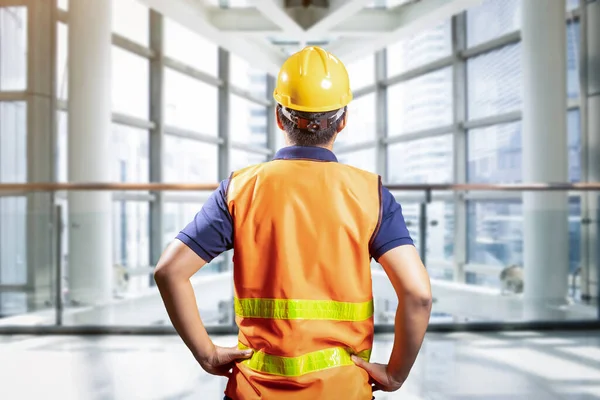 Bauunternehmenskonzept Mit Bauingenieur Und Städtebaulichem Hintergrund — Stockfoto