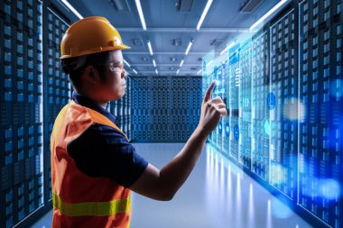 Sunucu odasında grafik görüntülü programcı veya mühendis