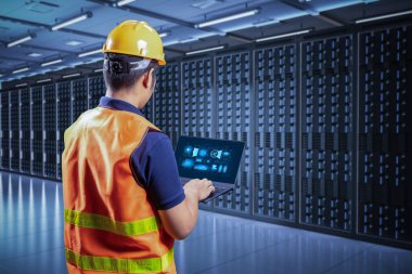 Sunucu odasında bilgisayar defteri olan programcı veya mühendis