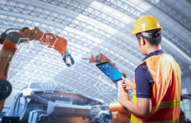 Teknisyen ya da mühendis fabrikada 3D robotla çalışıyor.