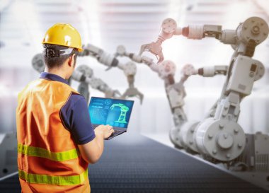 Teknisyen ya da mühendis fabrikada 3D robotla çalışıyor.