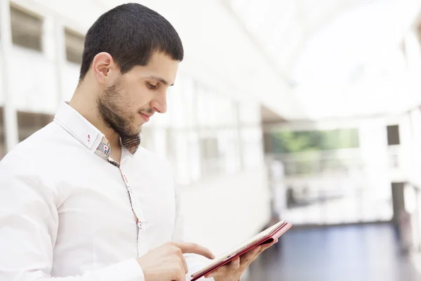 Uomo d'affari che utilizza tablet digitale — Foto Stock