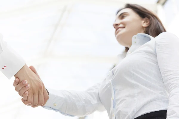 Podnikání žena dává handshake — Stock fotografie