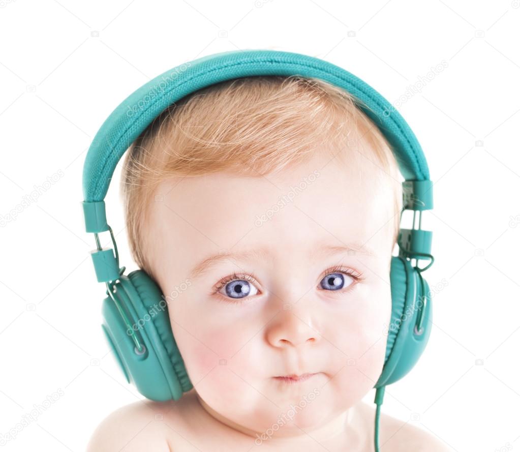 Logisch Uitdrukkelijk Viool Baby met een koptelefoon muziek luisteren ⬇ Stockfoto, rechtenvrije foto  door © cristovao #101456994