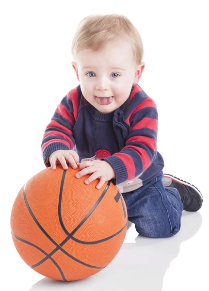 Bambino casuale che gioca con la palla da basket — Foto Stock