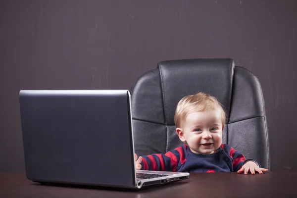 Küçük çocuk laptop ile oynama — Stok fotoğraf