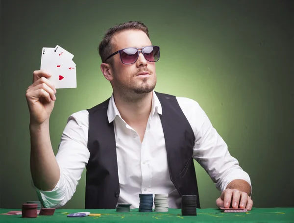 Giocatore al tavolo da poker — Foto Stock