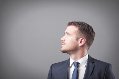 Gri arka plan üzerinde dalgın işadamı