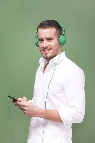 Uomo che ascolta musica con uno smartphone — Foto Stock