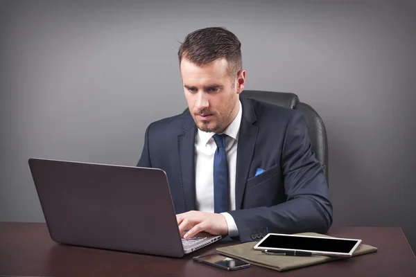 Uomo d'affari che lavora con il computer portatile in ufficio — Foto Stock