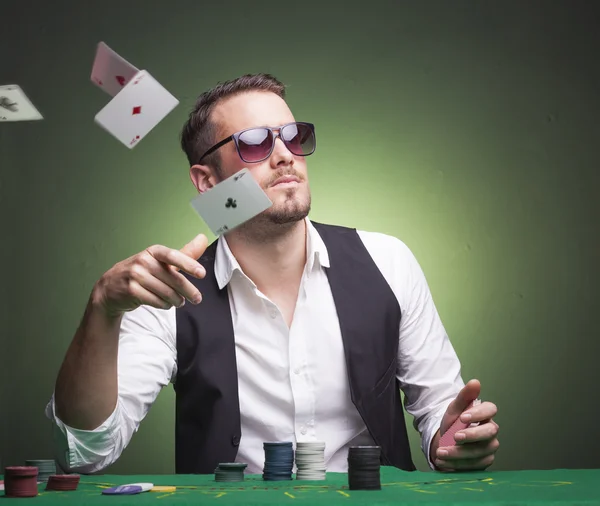 Poker player throwing cards at the table — Stock Photo, Image