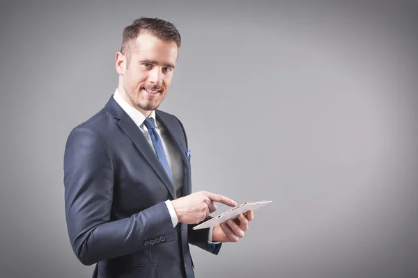 Bello uomo d'affari in possesso di un tablet digitale — Foto Stock