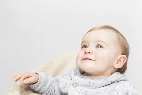 Adorável menino olhando para cima — Fotografia de Stock