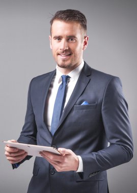 Yakışıklı işadamı dijital tablet holding 