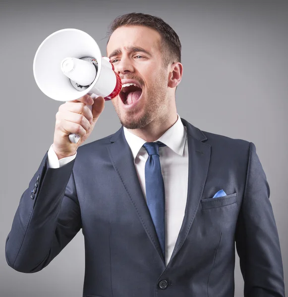 Homem de negócios gritando com um megafone — Fotografia de Stock