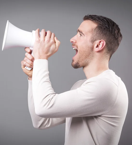 Casual man schreeuwen met een megafoon — Stockfoto