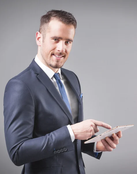 Beau homme d'affaires tenant une tablette numérique — Photo