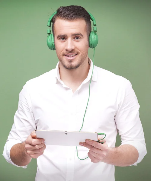 Słuchanie muzyki z tabletem cyfrowy człowiek — Zdjęcie stockowe