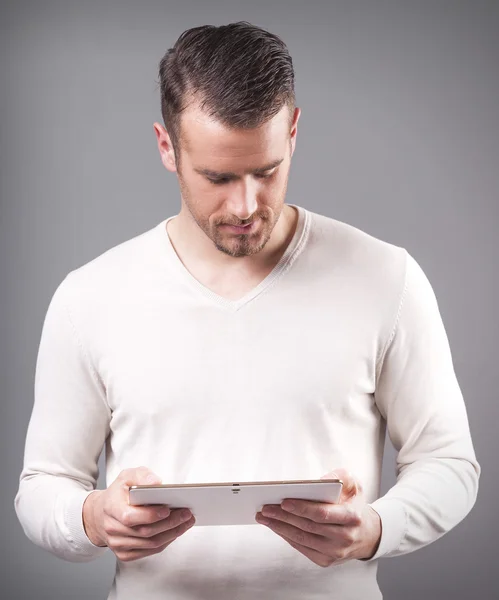 Hombre guapo sosteniendo una tableta digital — Foto de Stock