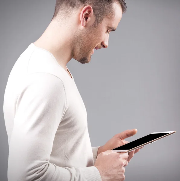 Hombre guapo sosteniendo una tableta digital — Foto de Stock