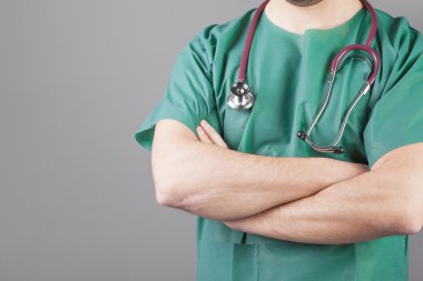 Doktor stetoskop ayakta kollarını ile geçti 