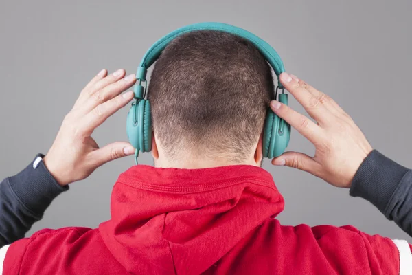 Muž se sluchátky poslech hudby — Stock fotografie