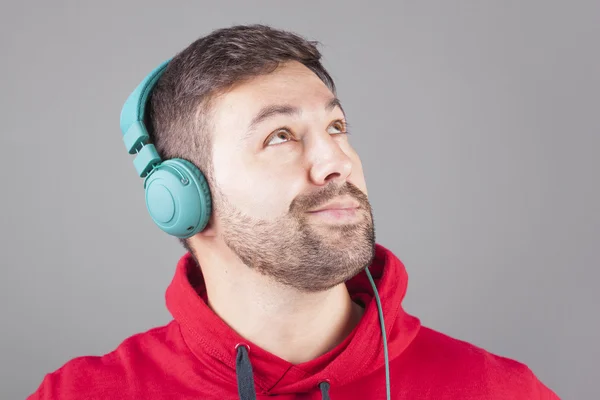 Hombre con auriculares escuchando música —  Fotos de Stock