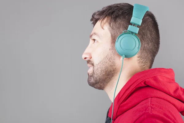 Man med hörlurar lyssnar på musik — Stockfoto