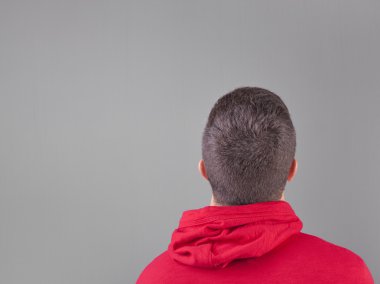 kırmızı bir kazak giyen genç adam 