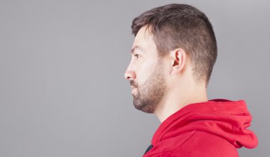 Yakışıklı bir genç adam yan görünüm 