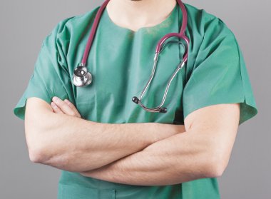 Doktor stetoskop ayakta kollarını ile geçti 