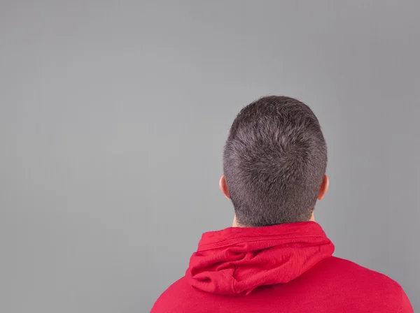 Junger Mann trägt ein rotes Sweatshirt — Stockfoto