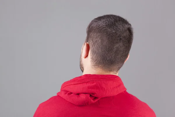 Kırmızı bir kazak giyen genç adam — Stok fotoğraf