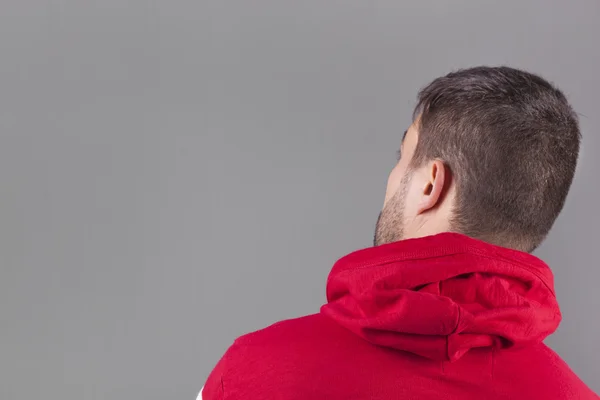 Jeune homme portant un sweat rouge — Photo