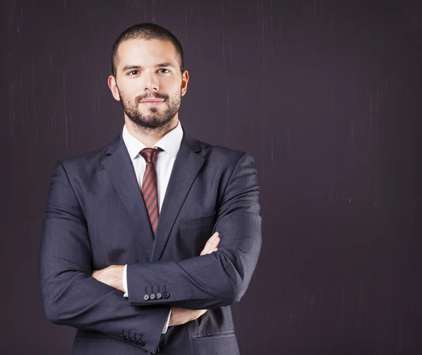 Bonito homem de negócios com braços cruzados — Fotografia de Stock