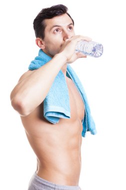 Bir şişe su içme fitness adam