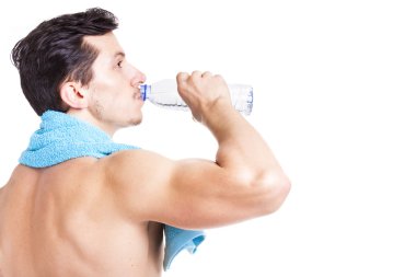 Bir şişe su içme fitness adam