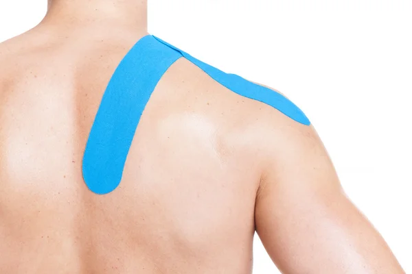 Uomo muscolare con kinesiotaping sulla spalla — Foto Stock