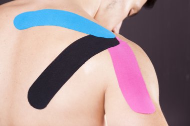 Kinesiotaping omuz kas adam 
