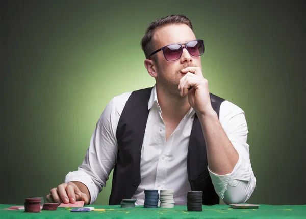 Jogador na mesa de poker — Fotografia de Stock