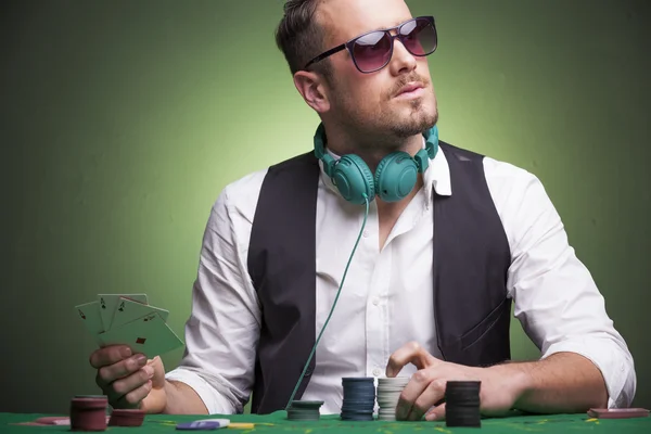 Игрок за покерным столом — стоковое фото