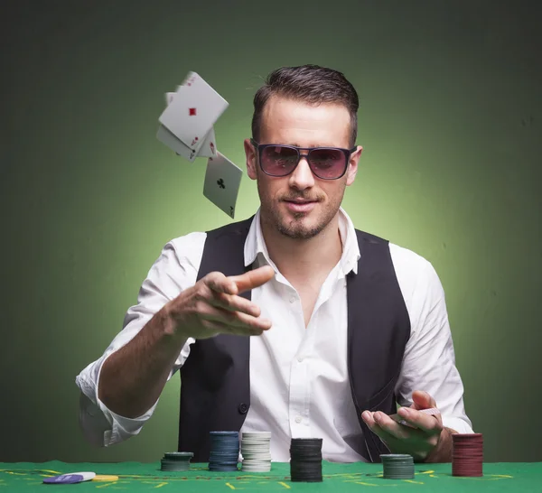 Pokerspelare kasta korten på bordet — Stockfoto