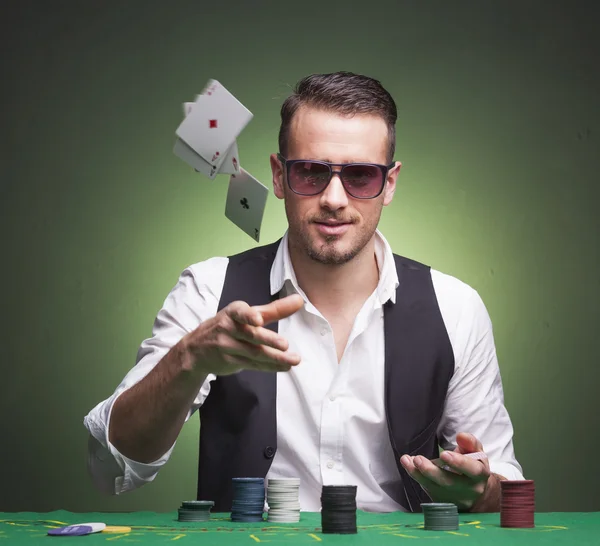 Pokerspeler gooien van kaarten aan de tafel — Stockfoto