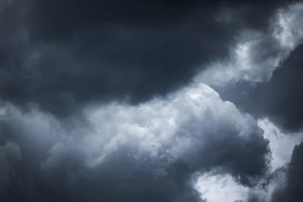 Dark storm clouds before rain — Stock Photo, Image