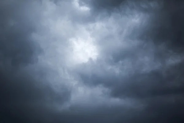 Dark storm clouds before rain — Stock Photo, Image