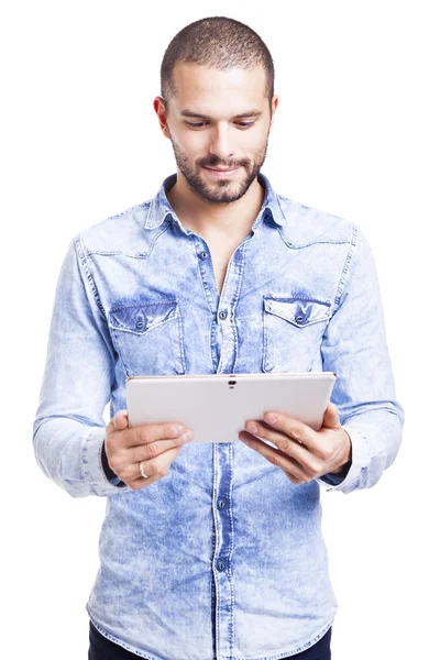 Casual man innehar en digital tablet — Stockfoto