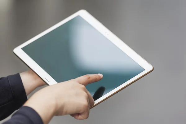 Handen van de vrouw met een digitaal tablet — Stockfoto