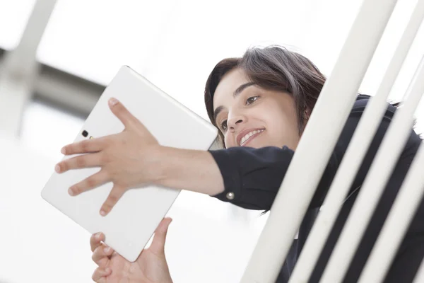 Hermosa mujer de negocios que trabaja con una tableta — Foto de Stock