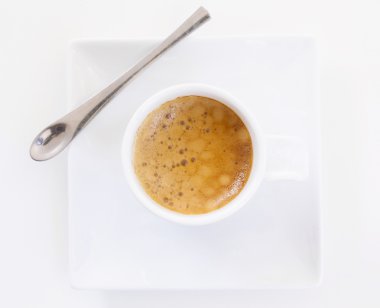 흰색 접시에 커피 한잔