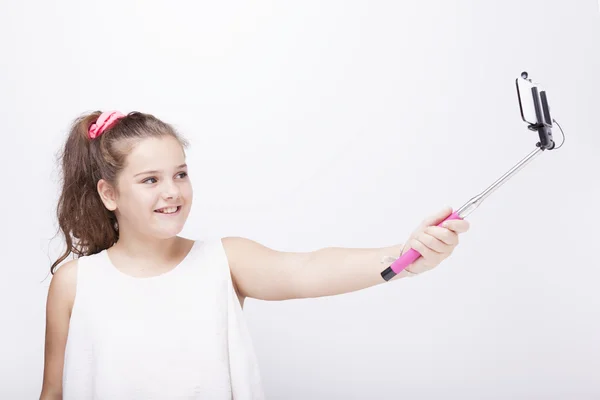 Маленька дівчинка використовує палицю селфі — стокове фото